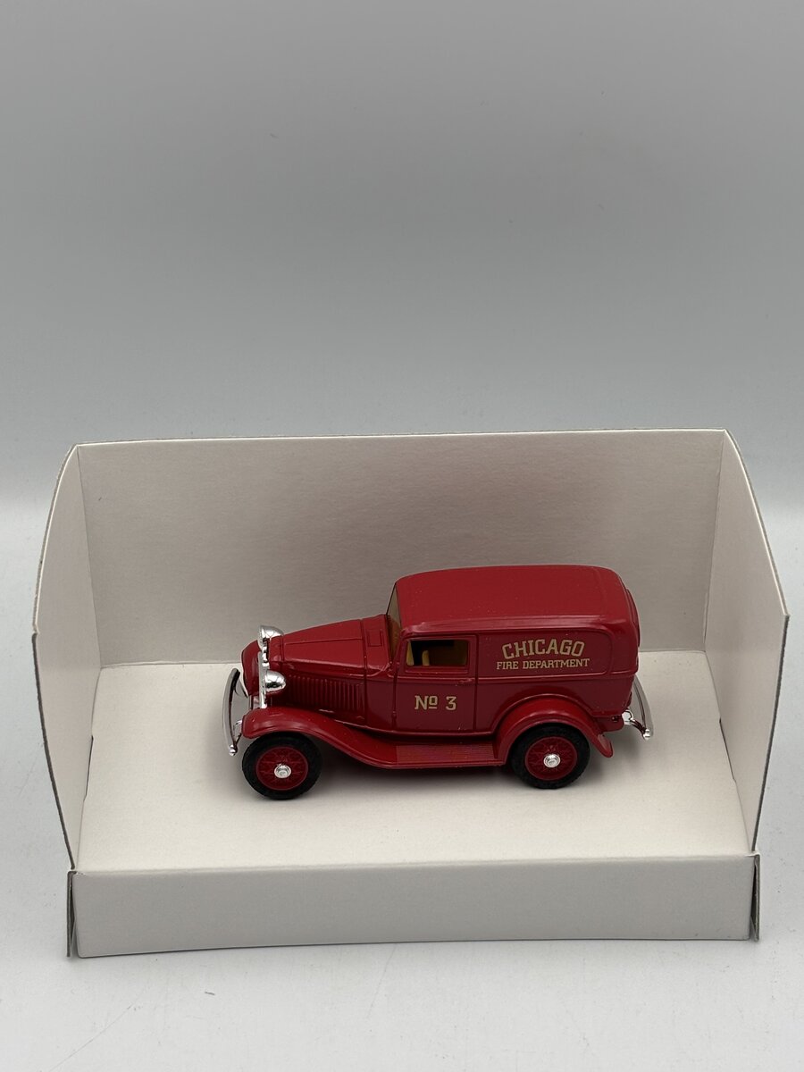 Ertl 2504 1:43Chicago Fire Department No.3 '32 Ford Panel Truck Classic Vehicles LN/Box