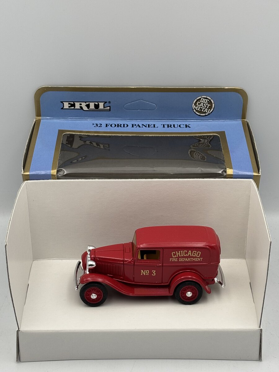 Ertl 2504 1:43Chicago Fire Department No.3 '32 Ford Panel Truck Classic Vehicles LN/Box