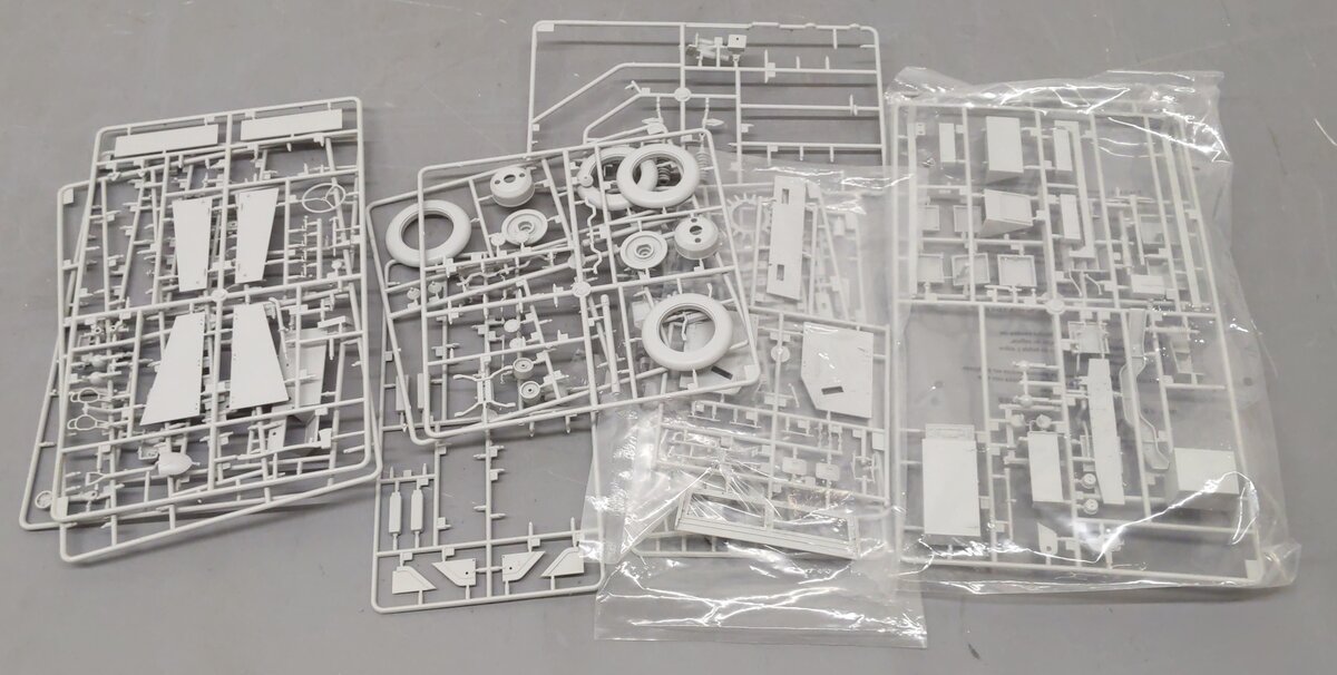 Trumpeter 00911 1:16 M16 Halftrack w/Multiple-Gun Military Artillery Kit VG/Box