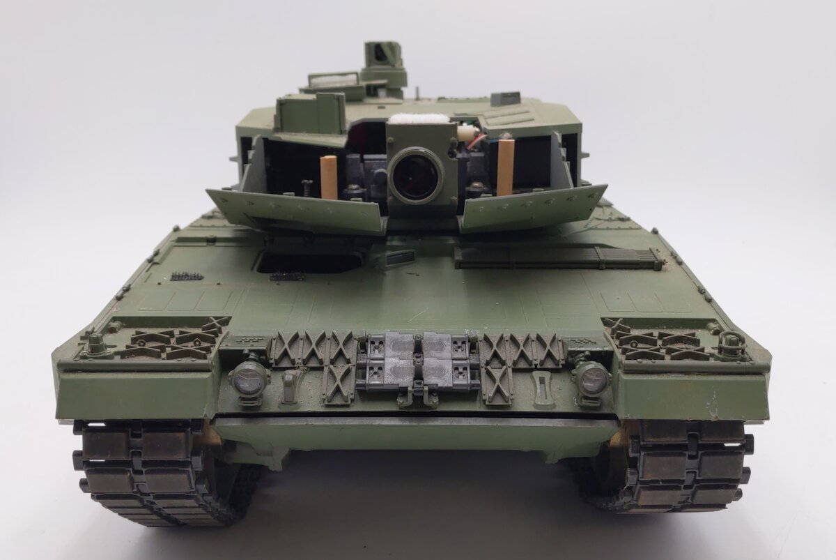 Tamiya 56020 1:16 Remote Controlled Leopard 2 A6 Battle Tank Kit - Assembled VG