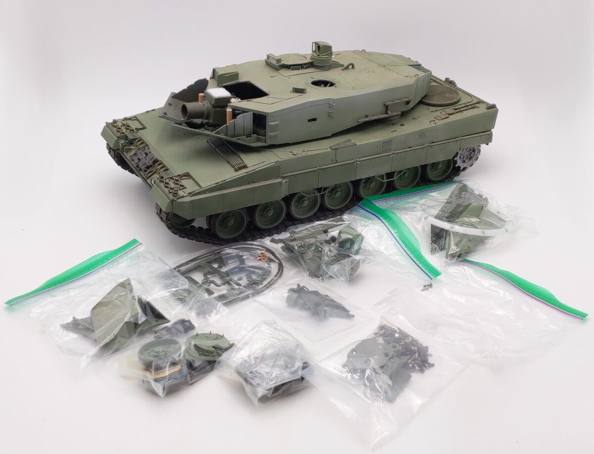 Tamiya 56020 1:16 Remote Controlled Leopard 2 A6 Battle Tank Kit - Assembled VG