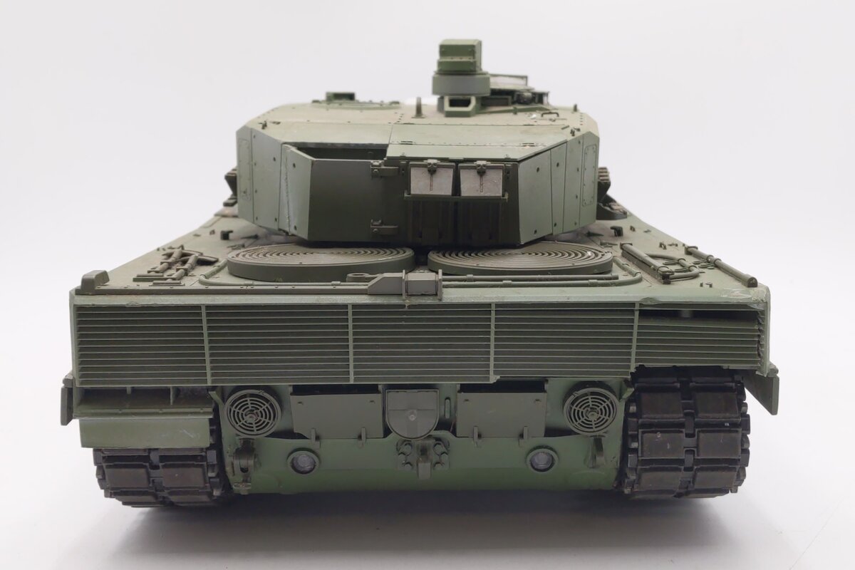 Tamiya 56020 1:16 Remote Controlled Leopard 2 A6 Battle Tank Kit - Assembled VG