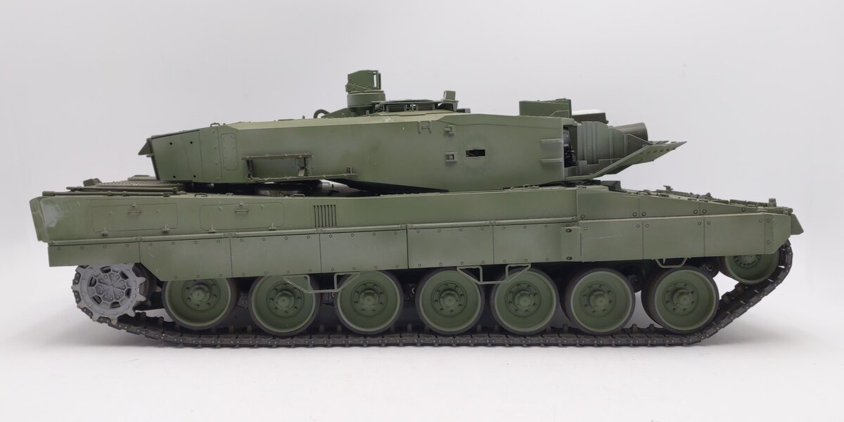 Tamiya 56020 1:16 Remote Controlled Leopard 2 A6 Battle Tank Kit - Assembled VG