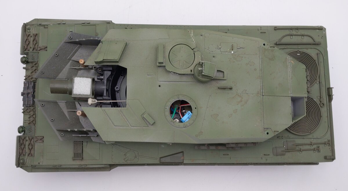 Tamiya 56020 1:16 Remote Controlled Leopard 2 A6 Battle Tank Kit - Assembled VG