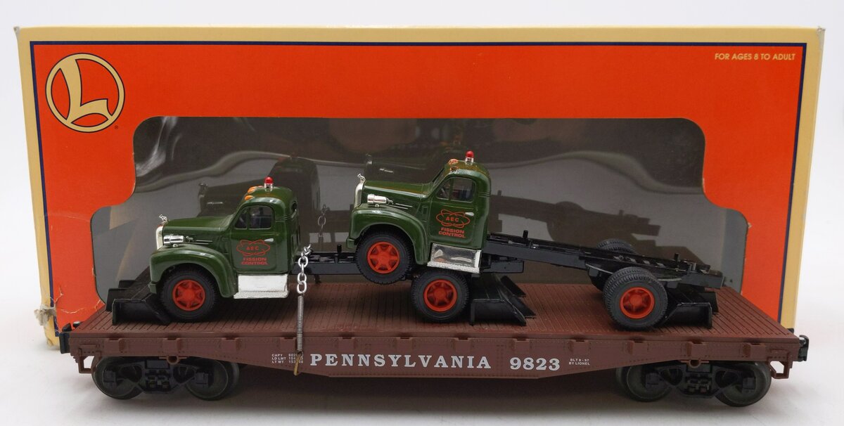 Lionel 6-17518 O Gauge Pennsylvania Flatcar with 2 Corgi Mack AEC Trucks #9823 EX/Box