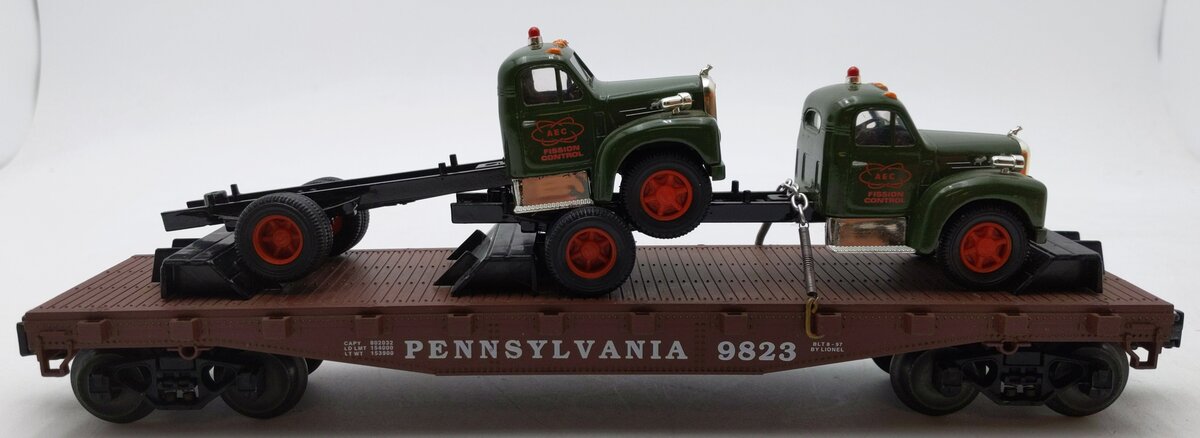 Lionel 6-17518 O Gauge Pennsylvania Flatcar with 2 Corgi Mack AEC Trucks #9823 EX/Box