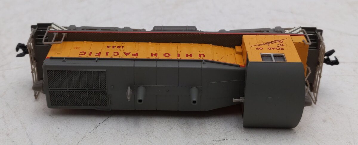 Life Like 7897 N Scale Union Pacific SW9 12000 Diesel Locomotive #1833 EX/Box