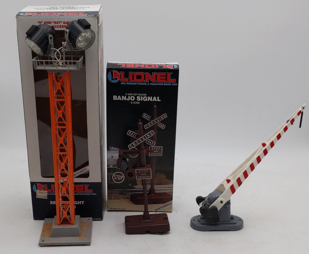 Lionel Assorted O Gauge Signal, Search light, and Crossing Gate [3] EX/Box