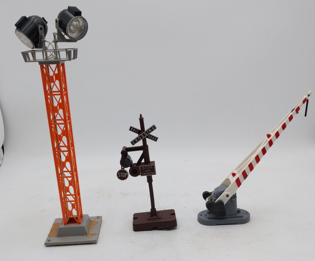 Lionel Assorted O Gauge Signal, Search light, and Crossing Gate [3] EX/Box