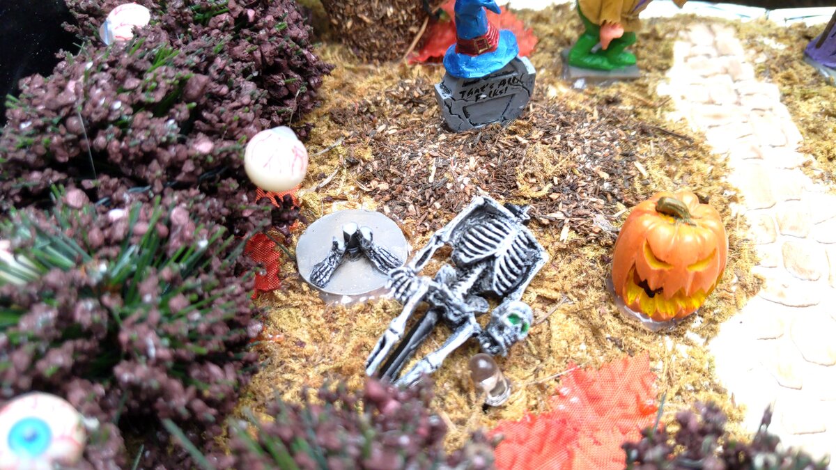 Lemax 348899A Spooky Town Lighted Spooky Front Yard Ghoul's Night Out EX/Box