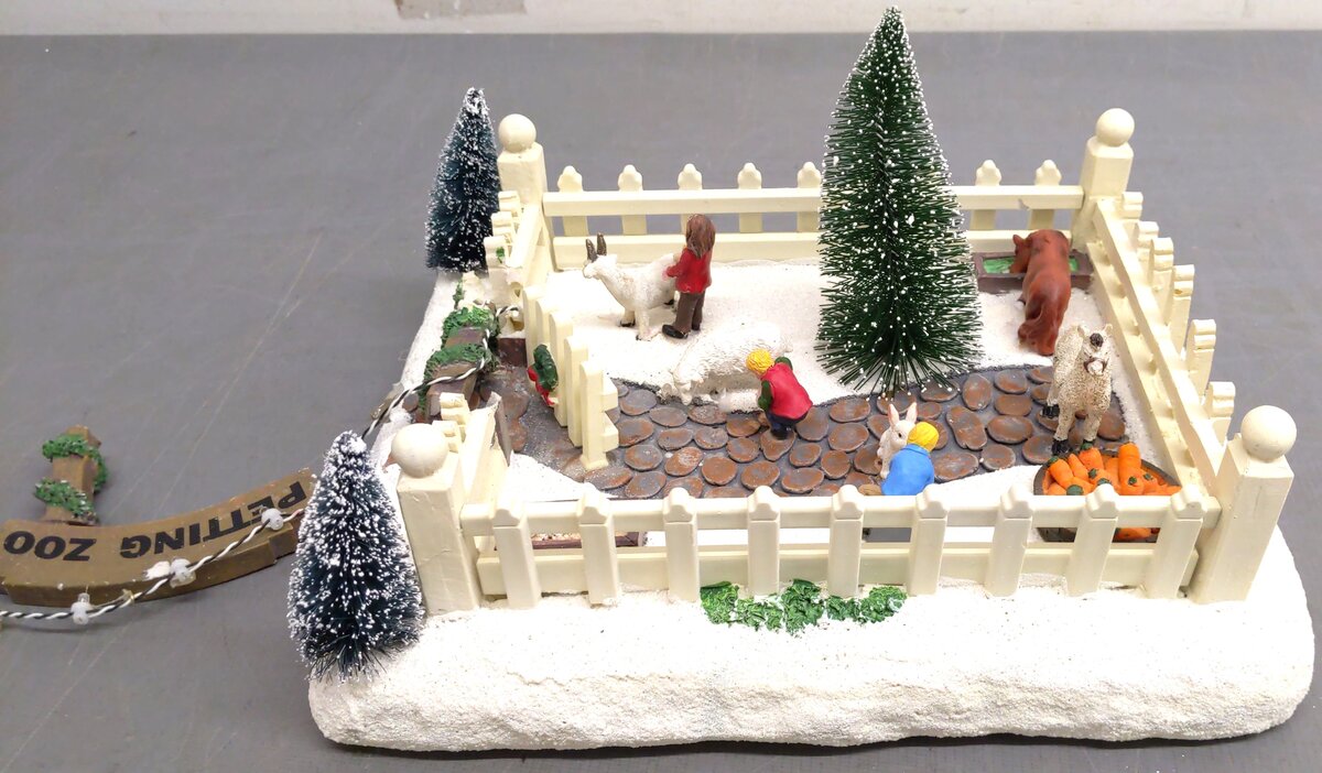 St. Nicholas Square Illuminated Petting Zoo VG/Box