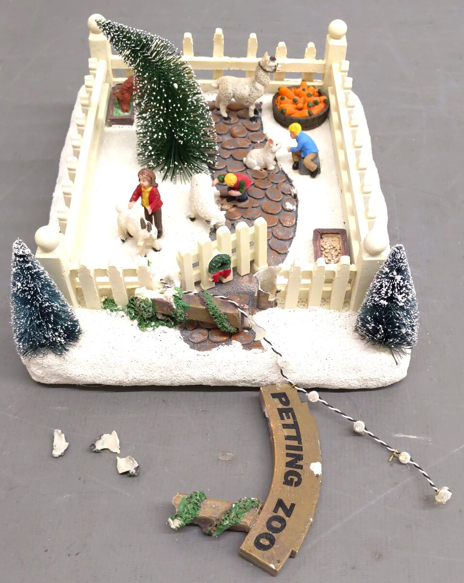 St. Nicholas Square Illuminated Petting Zoo VG/Box