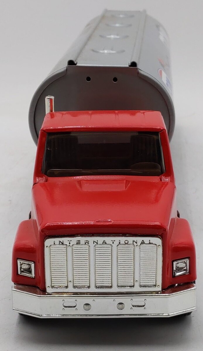 ERTL 3174DO 1:32 Crown Central Petroleum Cab w/ Tanker LN/Box