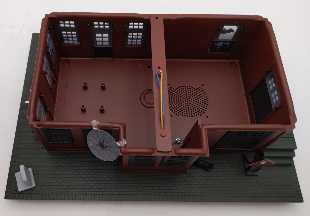 Lionel 6-37998 Halloween Haunted Passenger Station EX/Box