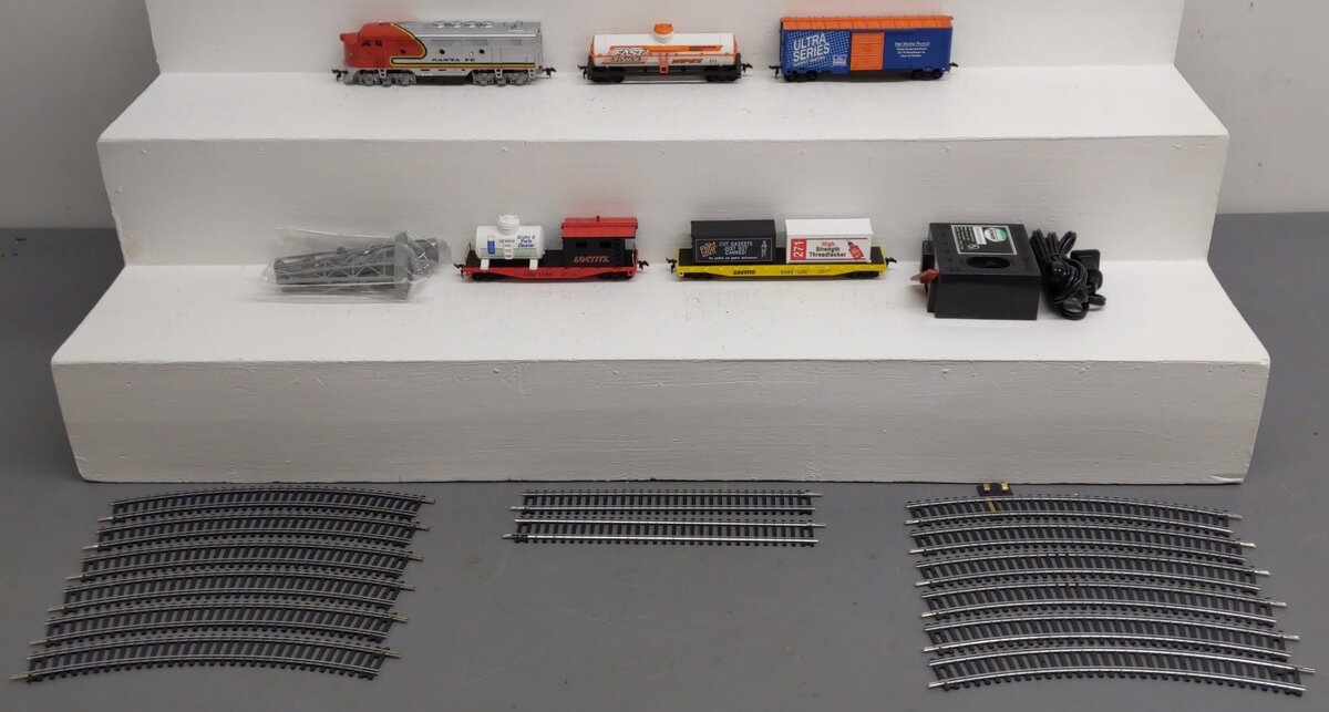 Model Power 800337 HO Scale Santa Fe Diesel Locomotive Freight Set EX/Box