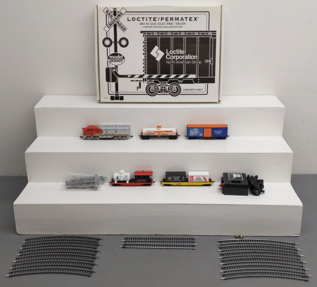 Model Power 800337 HO Scale Santa Fe Diesel Locomotive Freight Set EX/Box