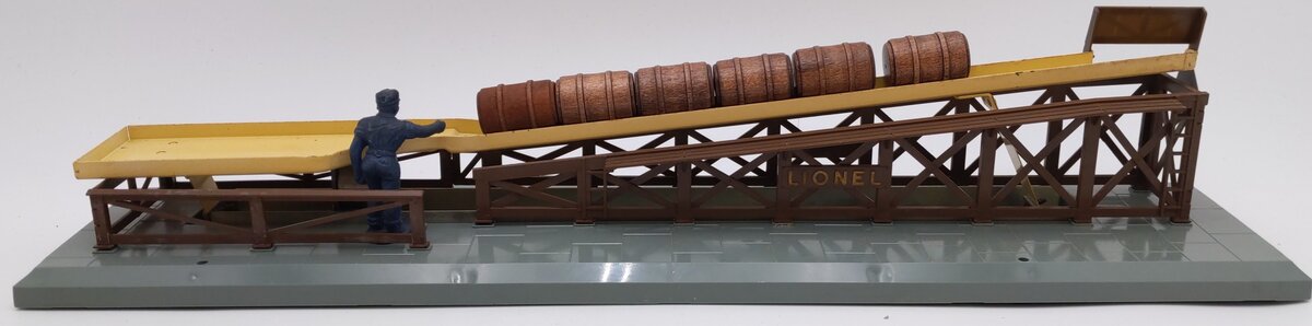 Lionel 362 Vintage O Operating Barrel Loader Ramp VG/Box
