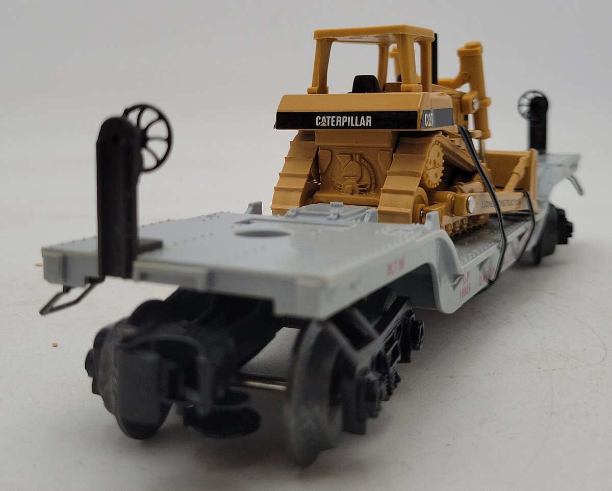 Lionel 6-16935 O Gauge Union Pacific Flatcar with Ertl Bulldozer EX/Box