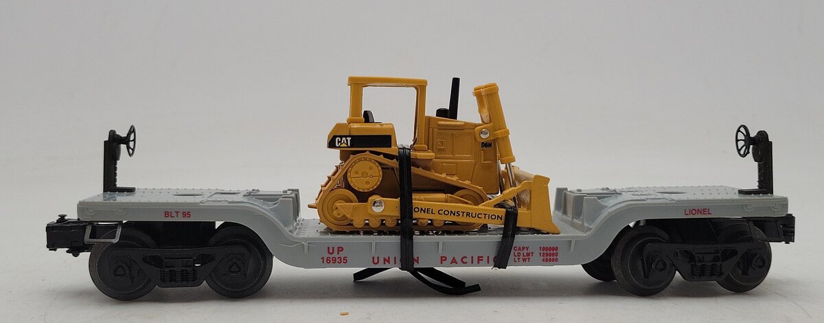 Lionel 6-16935 O Gauge Union Pacific Flatcar with Ertl Bulldozer EX/Box
