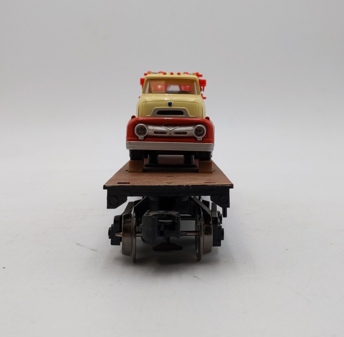 Menards 279-8314 O Scale Union Pacific Flatcar w/Ray's Wreckers Tow Truck #7020 LN/Box