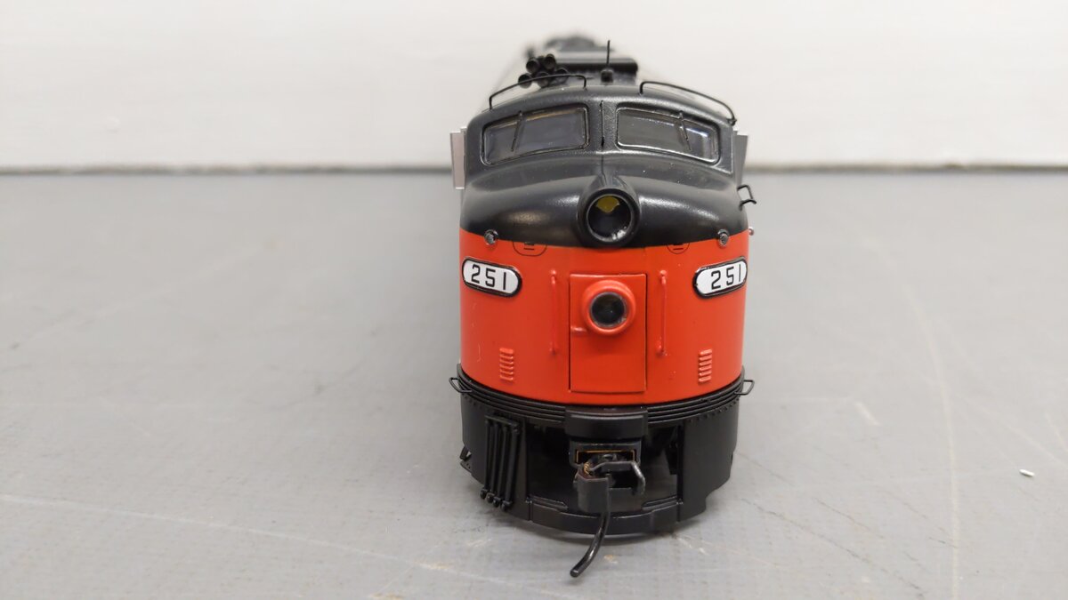 Walthers 920-41366 HO AMTK EMD E8A Phase 1 Diesel Locomotive #251 w/ DCC & Sound EX/Box