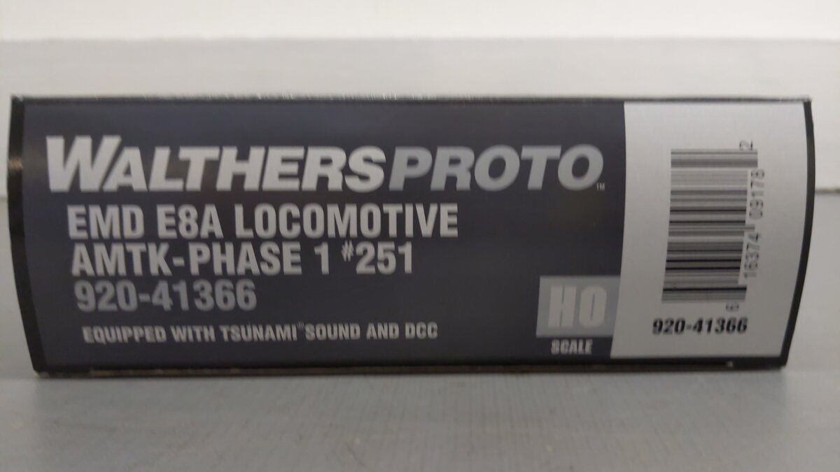 Walthers 920-41366 HO AMTK EMD E8A Phase 1 Diesel Locomotive #251 w/ DCC & Sound EX/Box