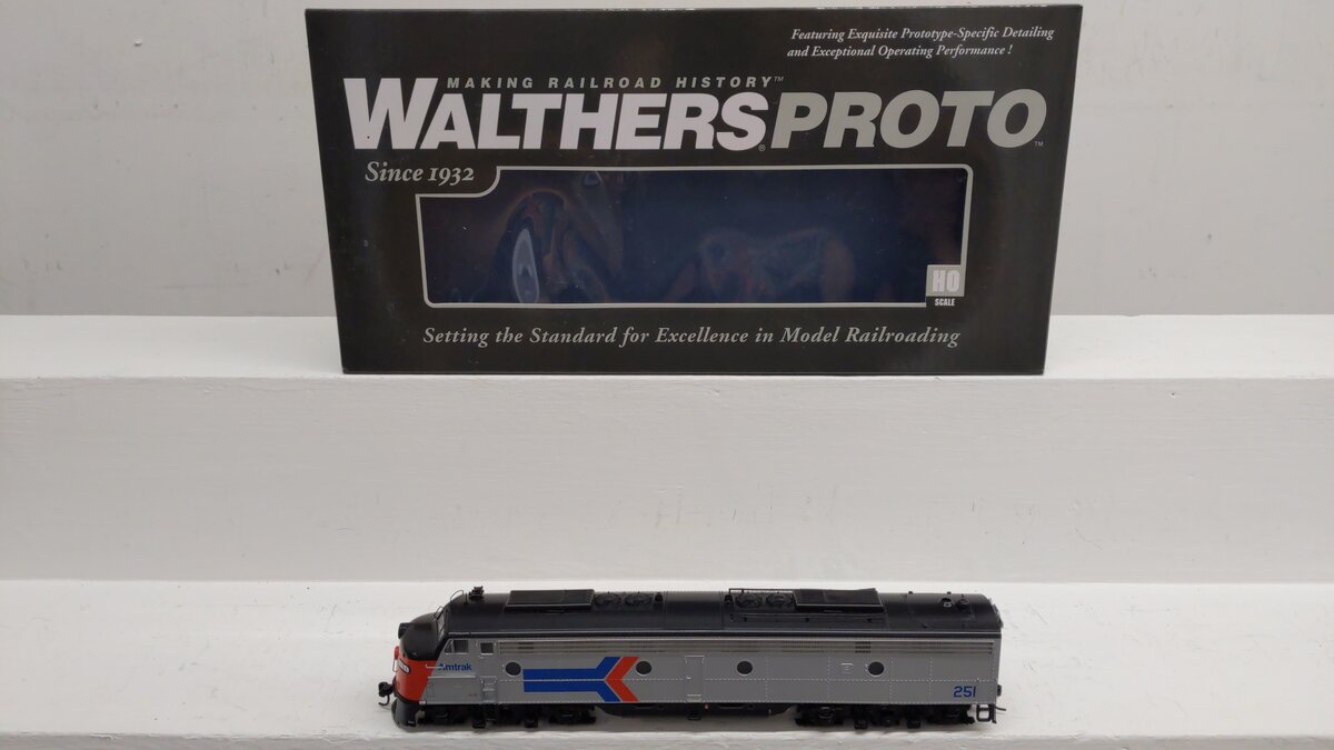 Walthers 920-41366 HO AMTK EMD E8A Phase 1 Diesel Locomotive #251 w/ DCC & Sound EX/Box