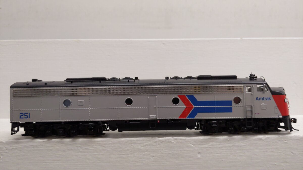 Walthers 920-41366 HO AMTK EMD E8A Phase 1 Diesel Locomotive #251 w/ DCC & Sound EX/Box