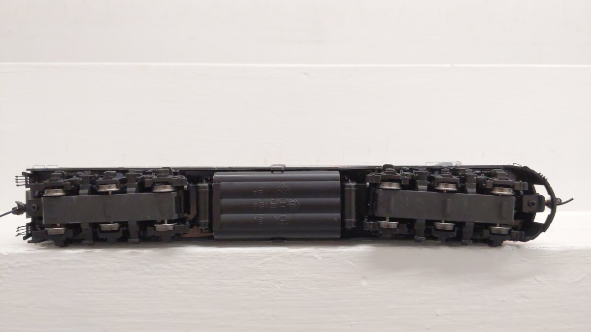Walthers 920-41366 HO AMTK EMD E8A Phase 1 Diesel Locomotive #251 w/ DCC & Sound EX/Box