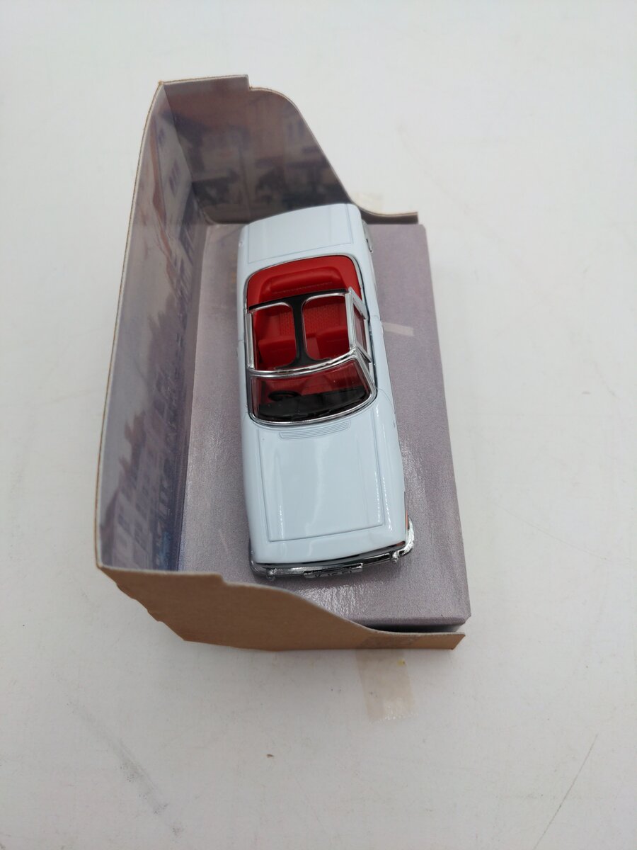 Matchbox Dinky DY-28 1:43 1969 Triumph Stag EX/Box