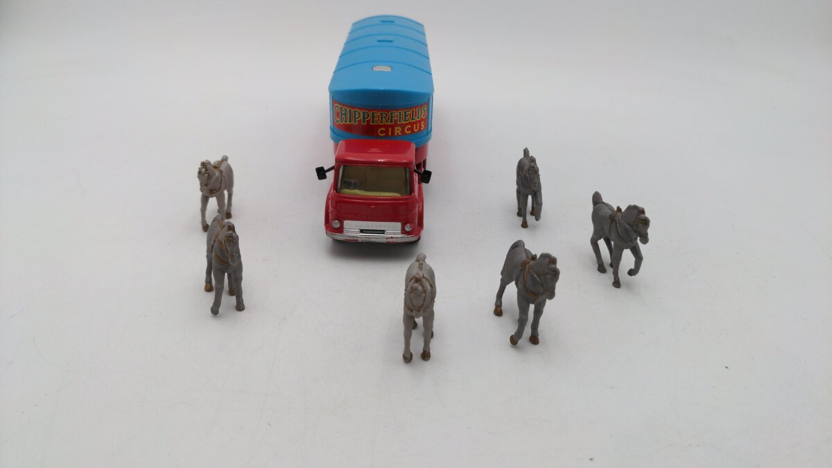 Corgi 1130 1:43 Scale Horse Transporter Chipperfields Circus W/6 Plastic Horses EX/Box