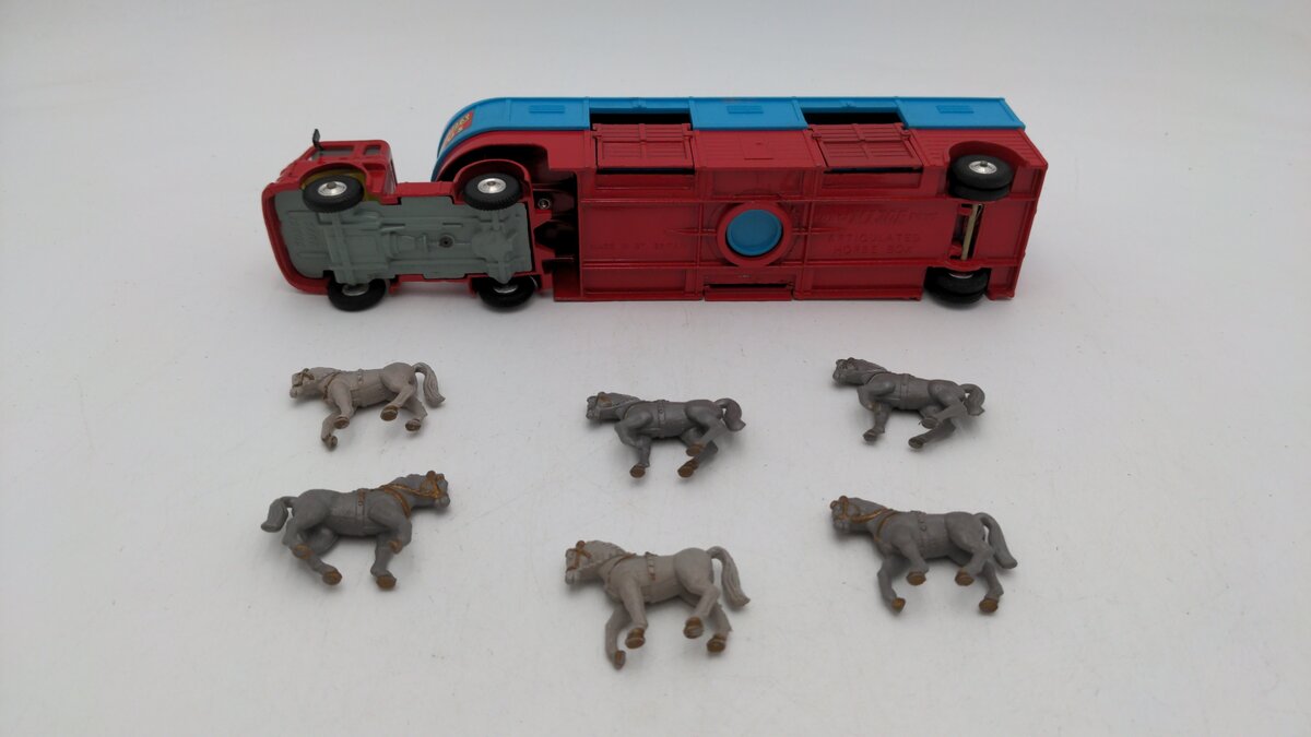 Corgi 1130 1:43 Scale Horse Transporter Chipperfields Circus W/6 Plastic Horses EX/Box