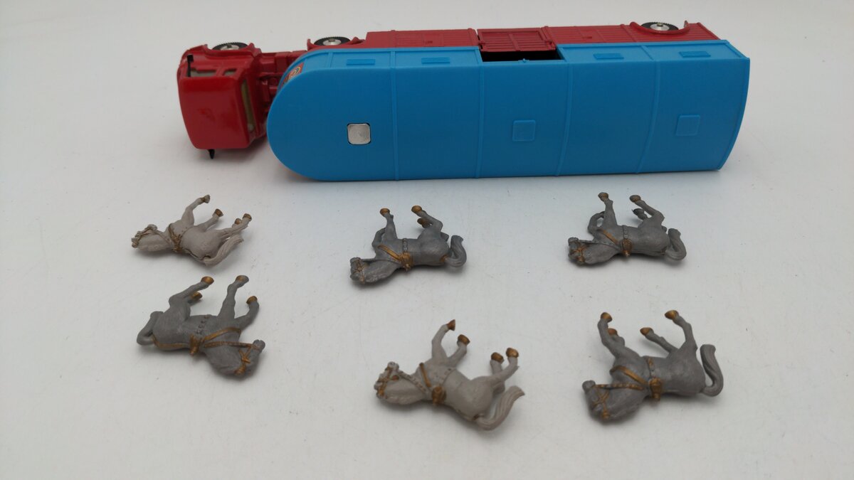 Corgi 1130 1:43 Scale Horse Transporter Chipperfields Circus W/6 Plastic Horses EX/Box