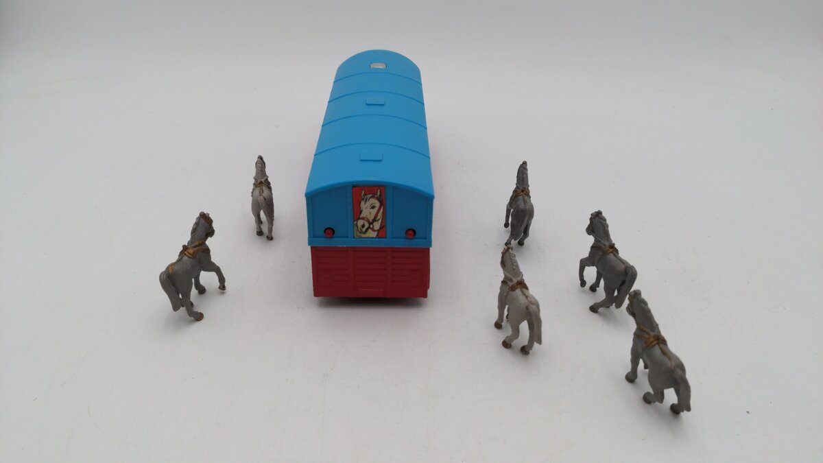 Corgi 1130 1:43 Scale Horse Transporter Chipperfields Circus W/6 Plastic Horses EX/Box