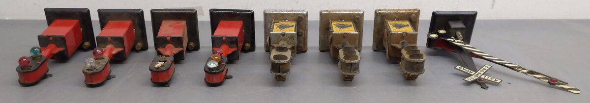 Marx Vintage O Gauge Block Signals And Crossing Gate #404,454,405,438 [8] VG