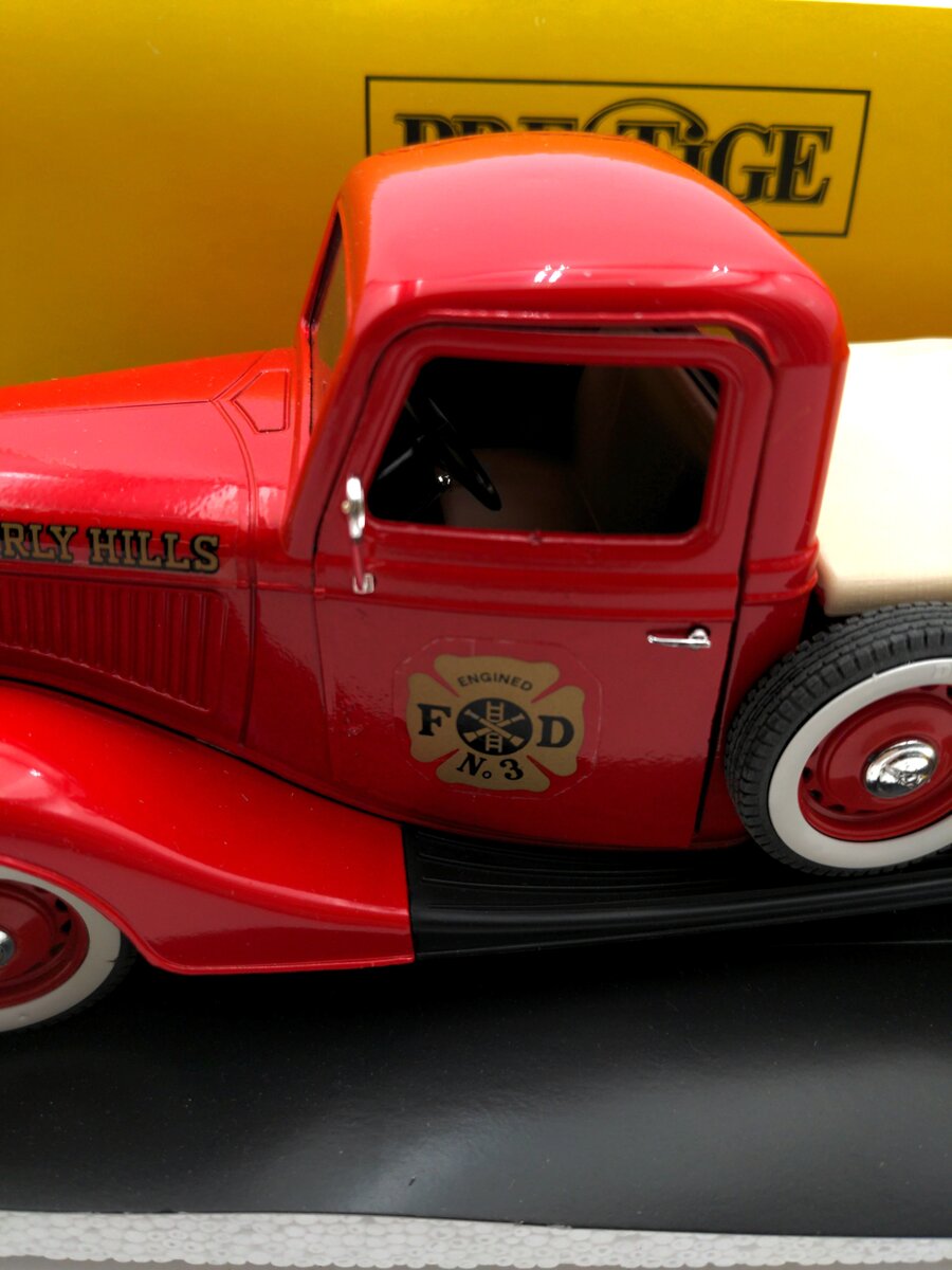 Solido 8003 1:18 Ford Beverly Hills Fire EX/Box