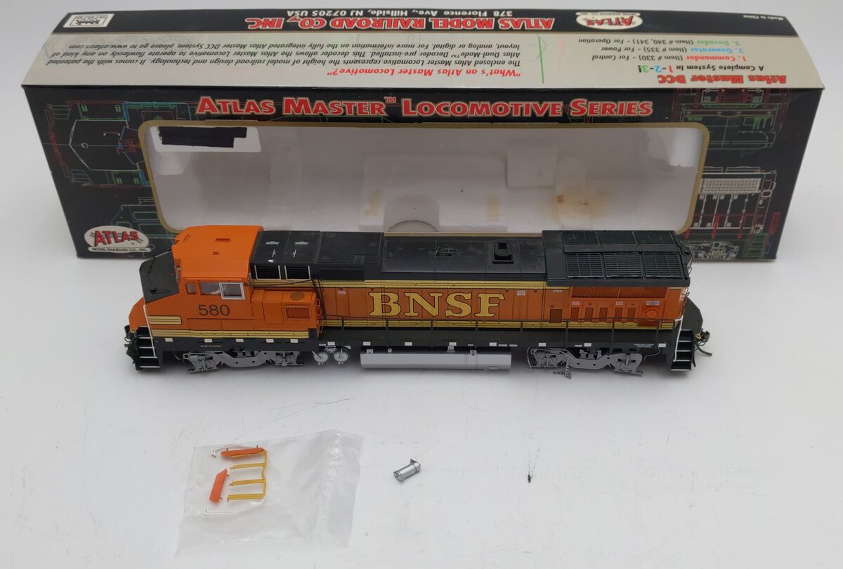 Atlas 9058 HO Burlington Northern Santa Fe Dash 8-40BW Diesel Locomotive #580 EX/Box