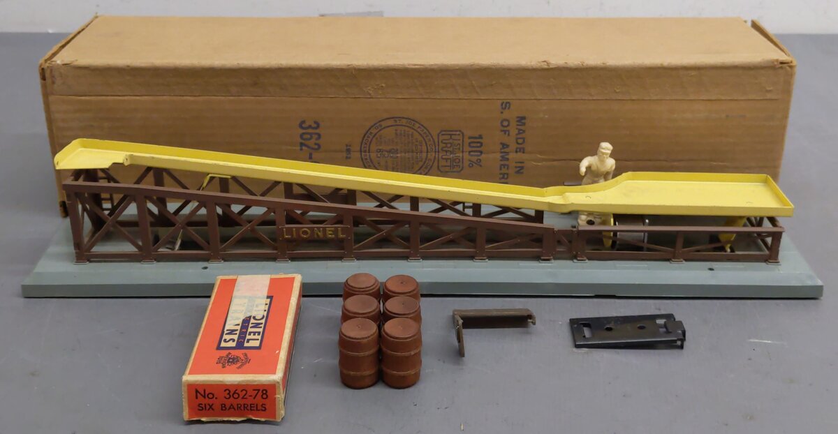 Lionel 362 Vintage O Operating Barrel Loader Ramp- No Car VG/Box
