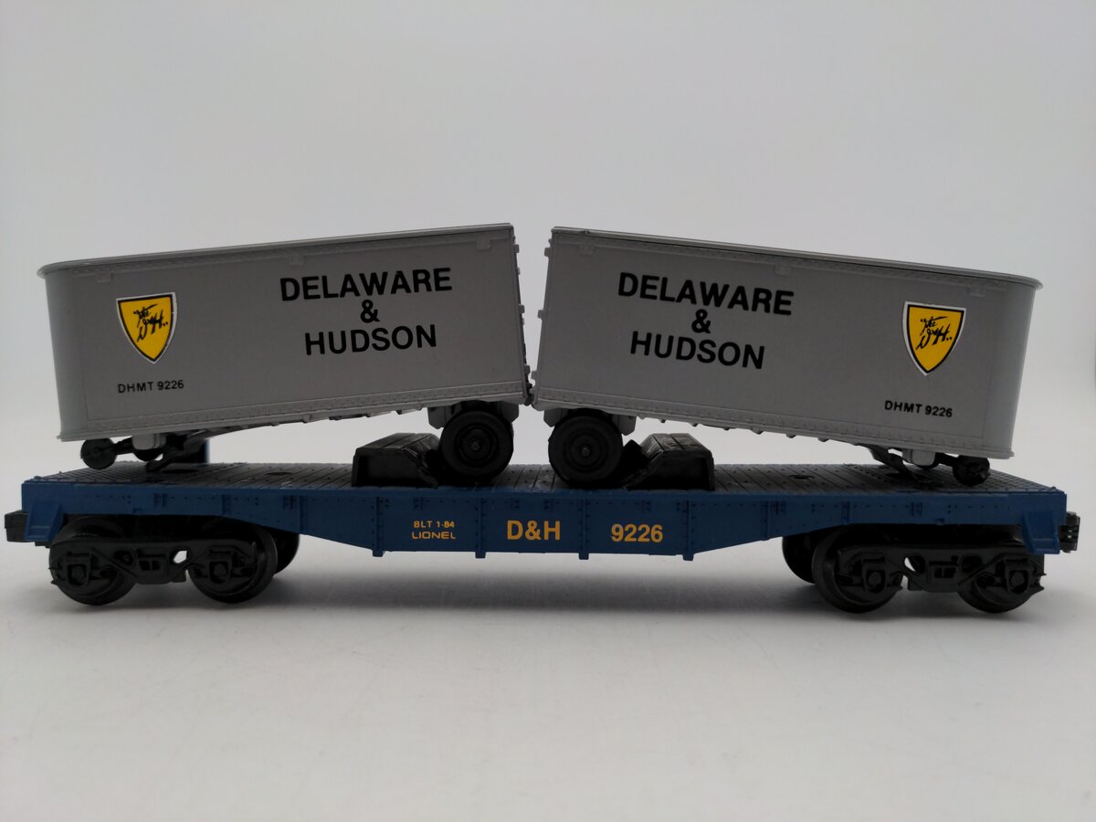 Lionel 6-9226 O Gauge Delaware and Hudson Flatcar with 2 Trailers EX