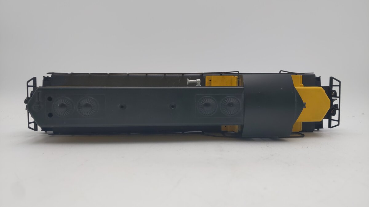 Lionel 6-8779 O Gauge Chicago and Northwestern GP-20 Dummy Diesel Locomotive VG