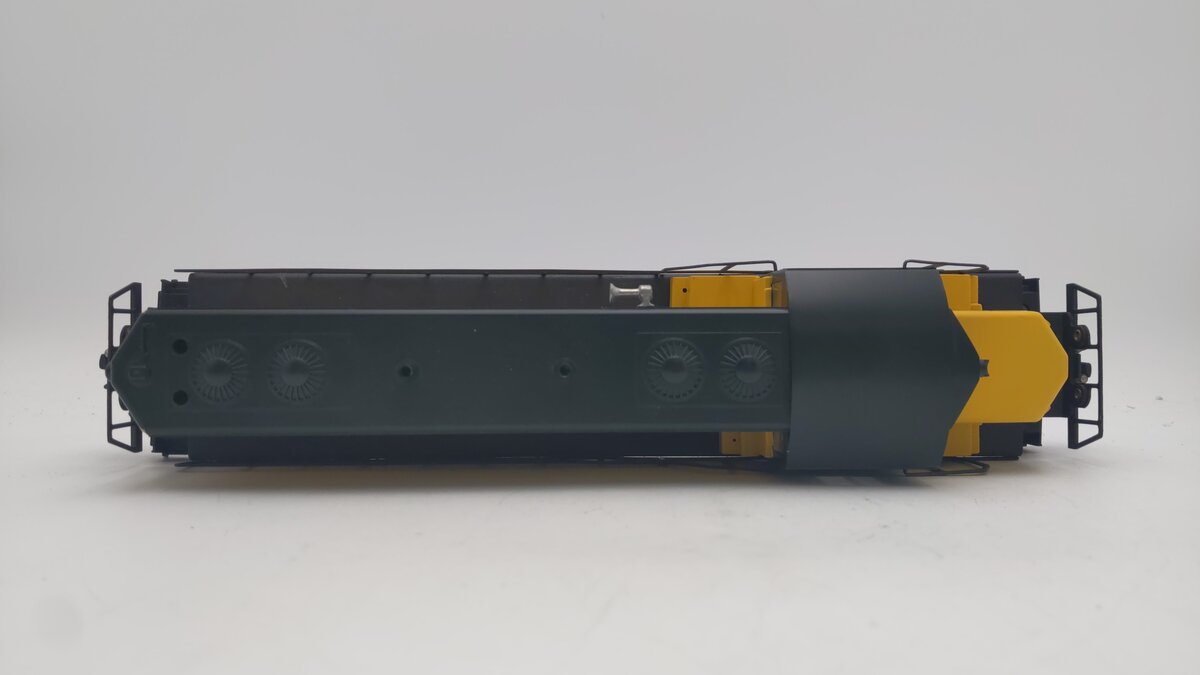 Lionel 6-8776 O Chicago & Northwestern GP20 Powered Diesel Locomotive VG