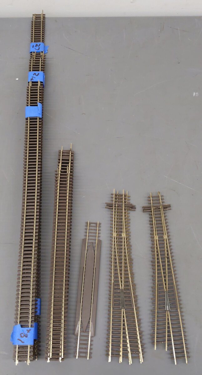 Atlas HO Code 83 Assorted Track- Straight Flex Track, Turnouts, & Rerailer (30) EX