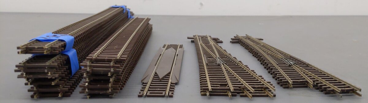 Atlas HO Code 83 Assorted Track- Straight Flex Track, Turnouts, & Rerailer (30) EX