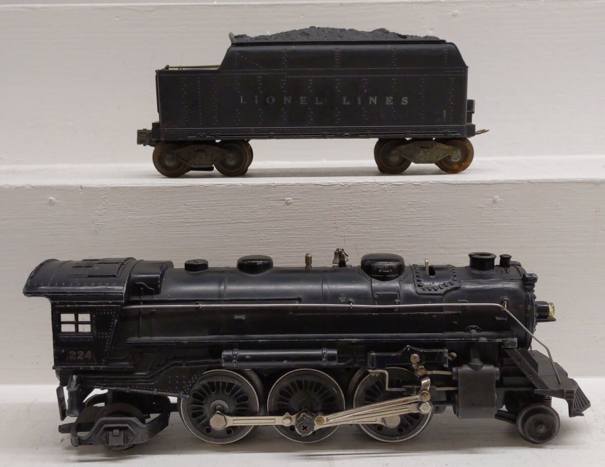 Lionel 224 Vintage O 2-6-2 Die-Cast Steam Locomotive with 2466W Tender VG