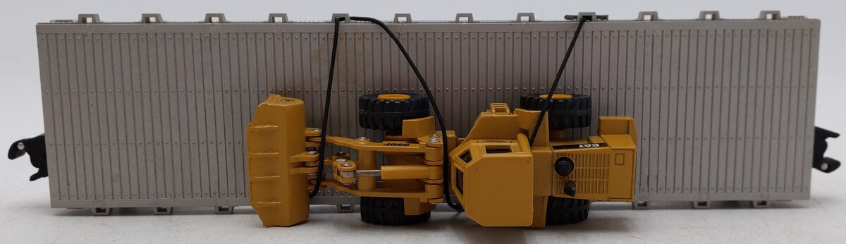 Lionel 6-17517 O Gauge Western Pacific Flatcar #9823 w/Ertl Caterpiller Loader EX/Box