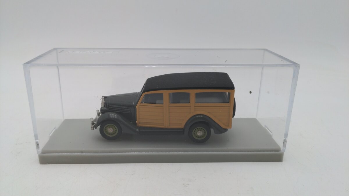 Rex Toys 45 1:43 Scale Beige & Gray 1935 Ford Station Wagon W/Display Case EX/Box