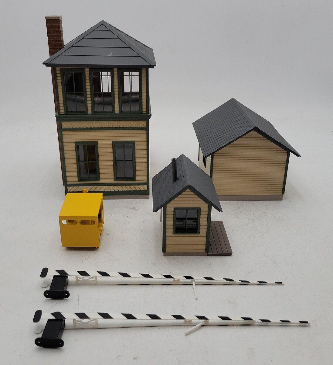 Walthers 933-2703 Trackside Structures Set EX/Box