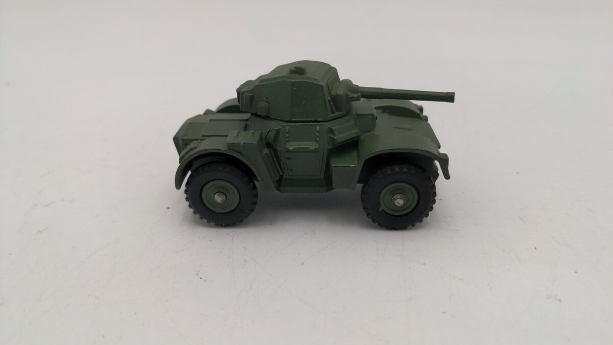 Dinky 670 Die Cast Military Green Armoured Car EX/Box