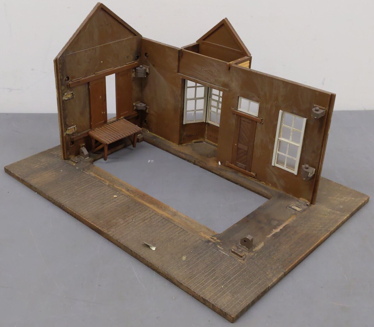Pola 907 Silverton Railroad Station- Assembled VG