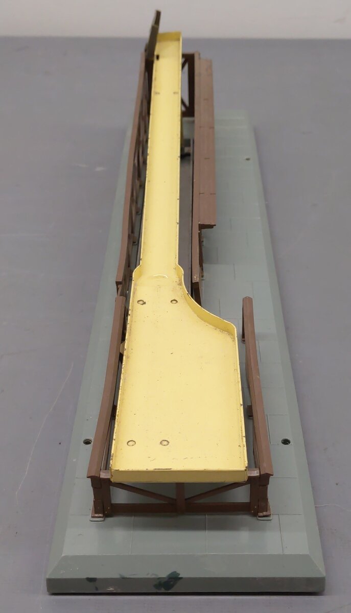 Lionel 362 Vintage O Operating Barrel Loader Ramp/Box